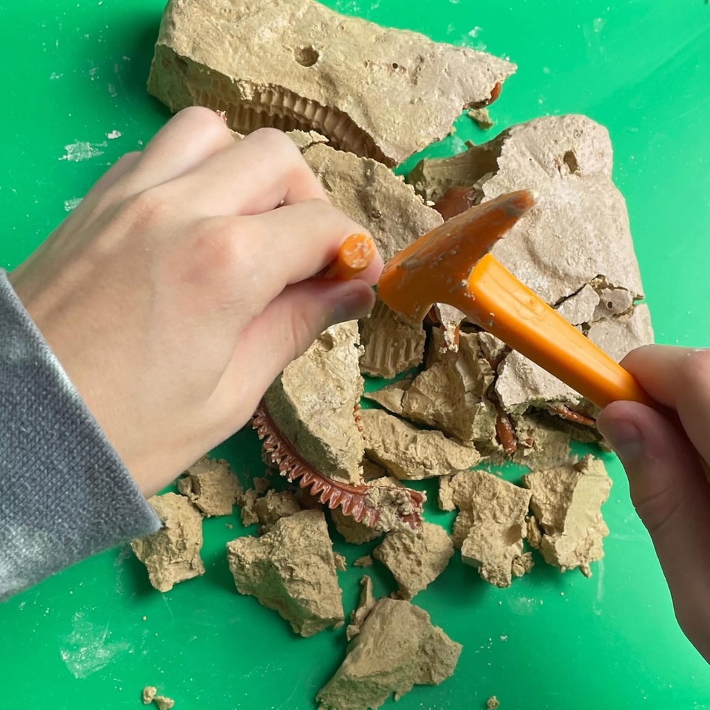 geoworld-triceratops-dino-dig-kit-assemb-2.jpg