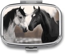 Schwarze und weiße Pferde Square Pille Box, 2 Compartment Dekorative Pocket Pille Box für Tasche oder Geldbörse Portable Mini Travel Medicine Tablet Vitamin Holder Organizer Pille Case
