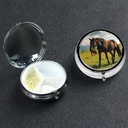 Pille Case Pille Box mit Spiegel Kleine Pille Organizer 3 Compartment Grazing Wild Horses Roud Travel Pillbox für Geldbörse oder Tasche Portable Pille Container Cute Medicine Organizer